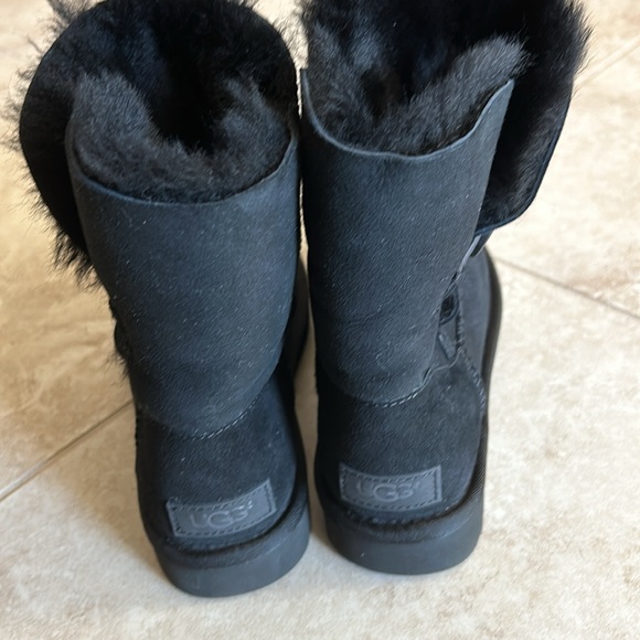 NWOB UGG Women's Bailey Button II Boot - Black (US 5) - Picture 3 of 8